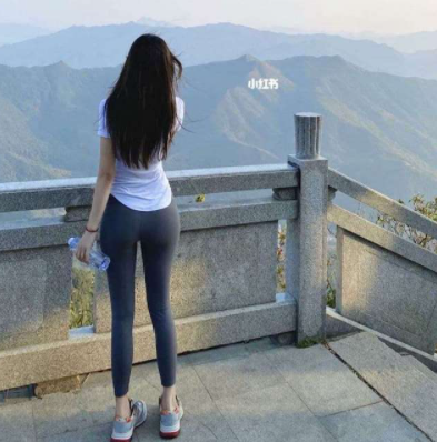 多圖／正妹葉子穿運動緊身褲爬山　背後拍她這腿與美臀的性感曲線太迷人了！